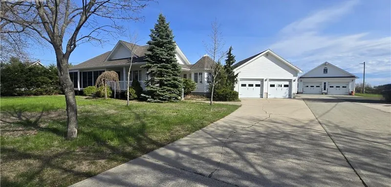 Country home near Tracadie with two double garages