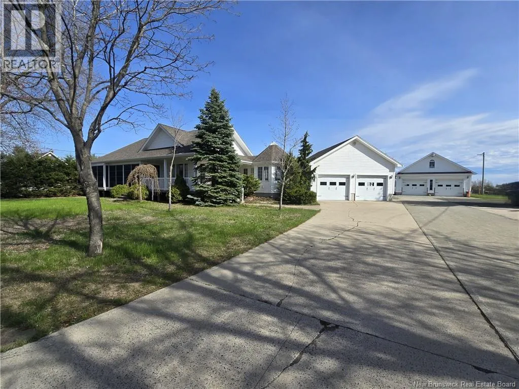 Country home near Tracadie with two double garages