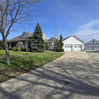 Country home near Tracadie with two double garages