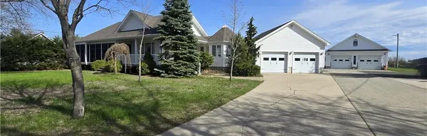 Country home near Tracadie with two double garages