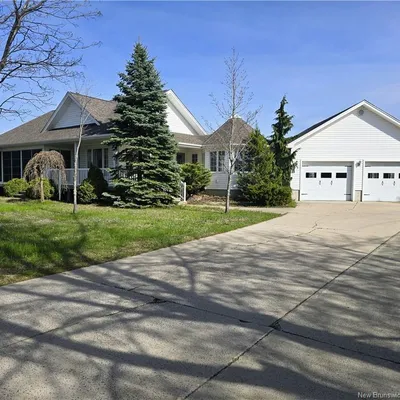 Country home near Tracadie with two double garages