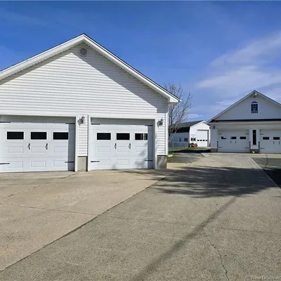 Country home near Tracadie with two double garages