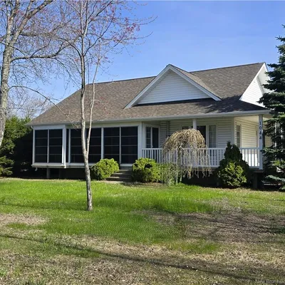 Country home near Tracadie with two double garages