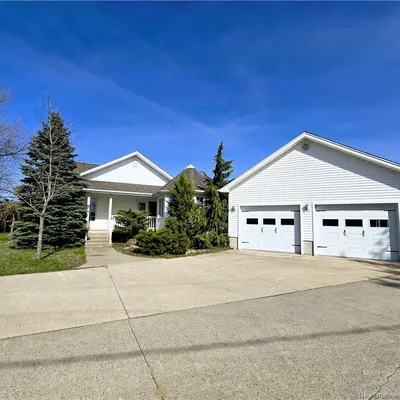 Country home near Tracadie with two double garages