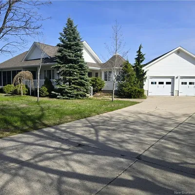 Country home near Tracadie with two double garages