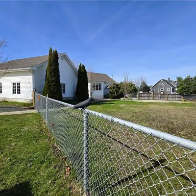Country home near Tracadie with two double garages