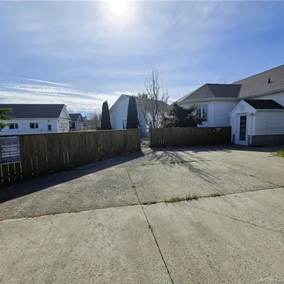 Country home near Tracadie with two double garages