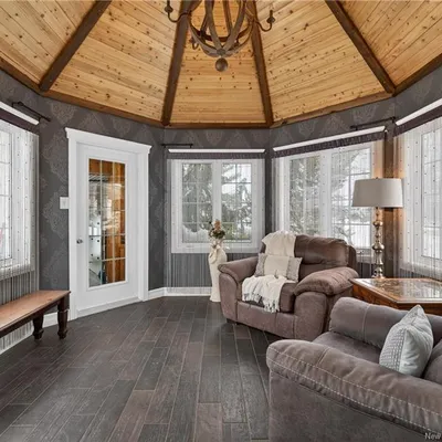 Country home near Tracadie with two double garages