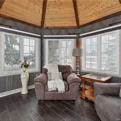 Country home near Tracadie with two double garages