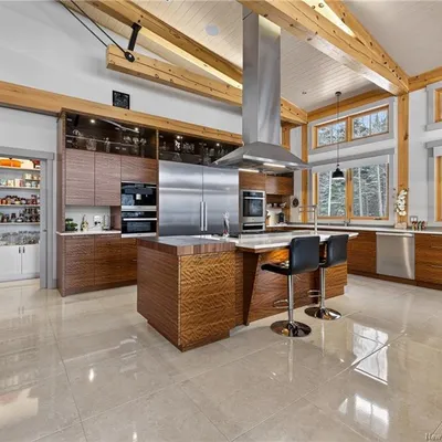 Timber-frame estate on 20 acres in Saint-Sauveur