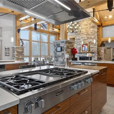 Timber-frame estate on 20 acres in Saint-Sauveur