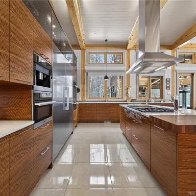 Timber-frame estate on 20 acres in Saint-Sauveur