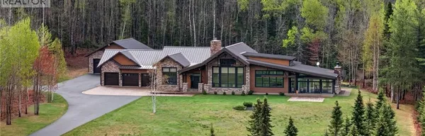 Timber-frame estate on 20 acres in Saint-Sauveur
