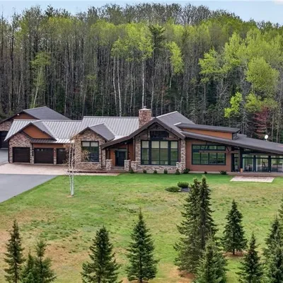 Timber-frame estate on 20 acres in Saint-Sauveur