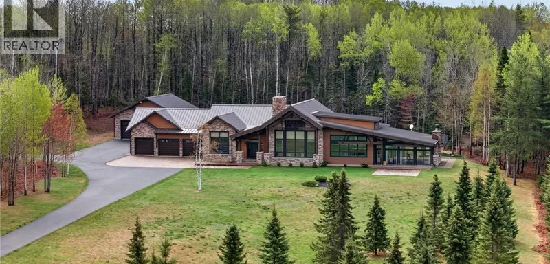 Timber-frame estate on 20 acres in Saint-Sauveur