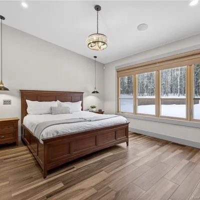 Timber-frame estate on 20 acres in Saint-Sauveur