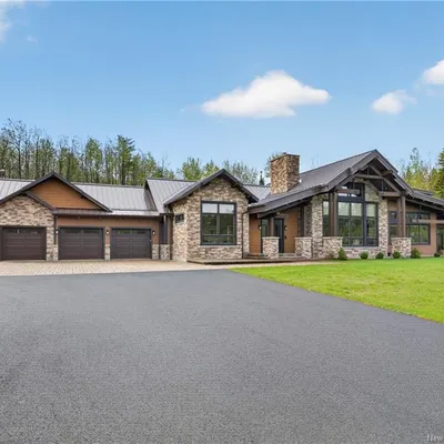 Timber-frame estate on 20 acres in Saint-Sauveur