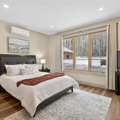 Timber-frame estate on 20 acres in Saint-Sauveur