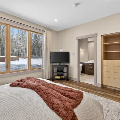Timber-frame estate on 20 acres in Saint-Sauveur