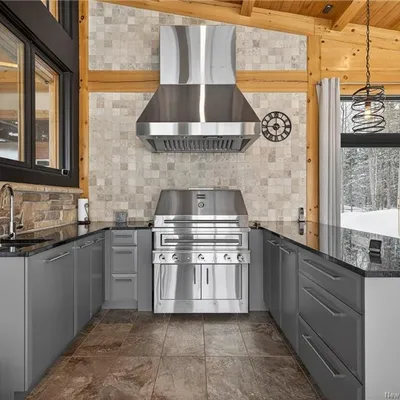 Timber-frame estate on 20 acres in Saint-Sauveur