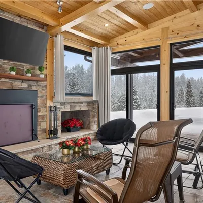 Timber-frame estate on 20 acres in Saint-Sauveur