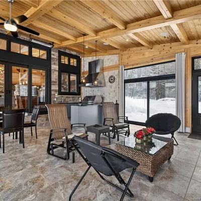 Timber-frame estate on 20 acres in Saint-Sauveur