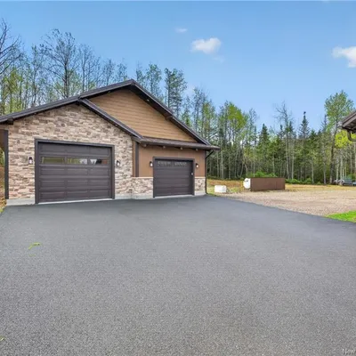 Timber-frame estate on 20 acres in Saint-Sauveur