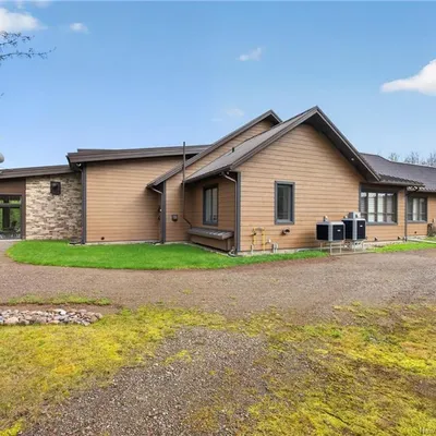 Timber-frame estate on 20 acres in Saint-Sauveur