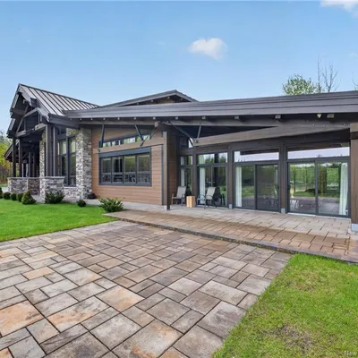 Timber-frame estate on 20 acres in Saint-Sauveur