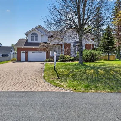 Family two-storey home in Caraquet