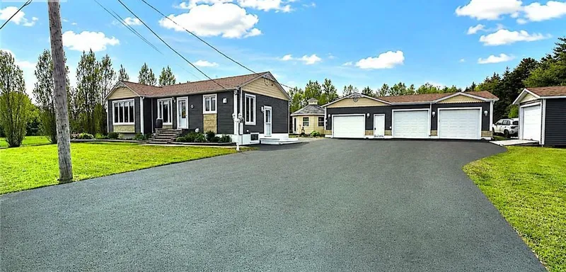 Spacious home minutes from Tracadie