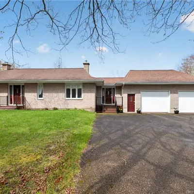 Equestrian property on 4 acres in Saint-Isidore