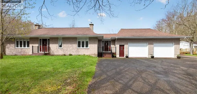 Equestrian property on 4 acres in Saint-Isidore
