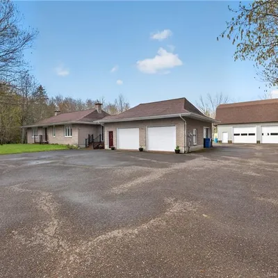 Equestrian property on 4 acres in Saint-Isidore