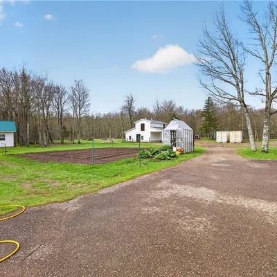 Equestrian property on 4 acres in Saint-Isidore