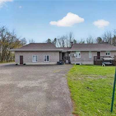 Equestrian property on 4 acres in Saint-Isidore