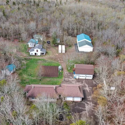 Equestrian property on 4 acres in Saint-Isidore