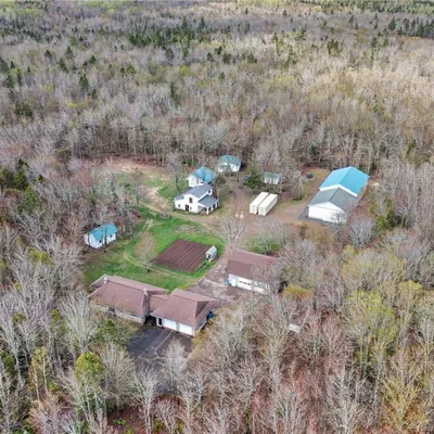 Equestrian property on 4 acres in Saint-Isidore