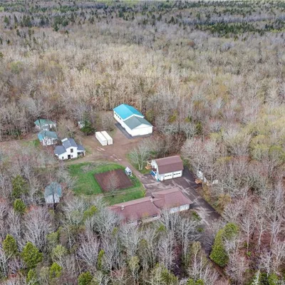 Equestrian property on 4 acres in Saint-Isidore