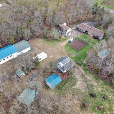 Equestrian property on 4 acres in Saint-Isidore