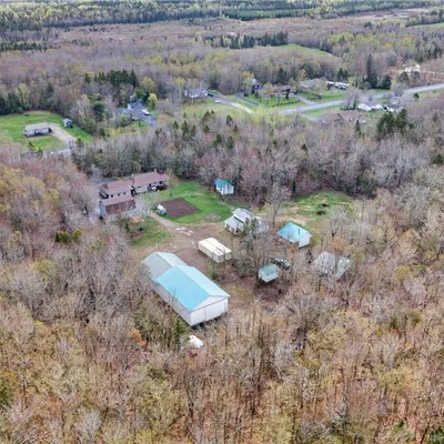 Equestrian property on 4 acres in Saint-Isidore