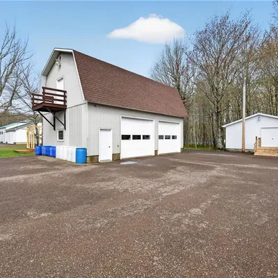Equestrian property on 4 acres in Saint-Isidore