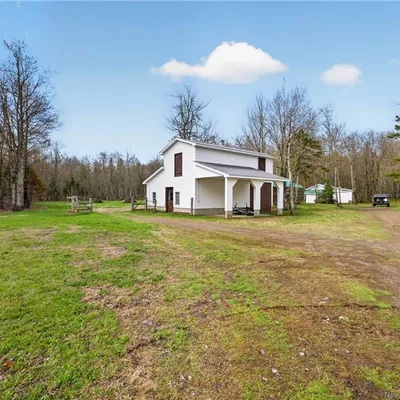 Equestrian property on 4 acres in Saint-Isidore