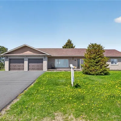 Brick bungalow with river views in Tracadie