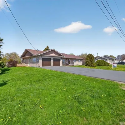 Brick bungalow with river views in Tracadie