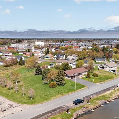 Brick bungalow with river views in Tracadie
