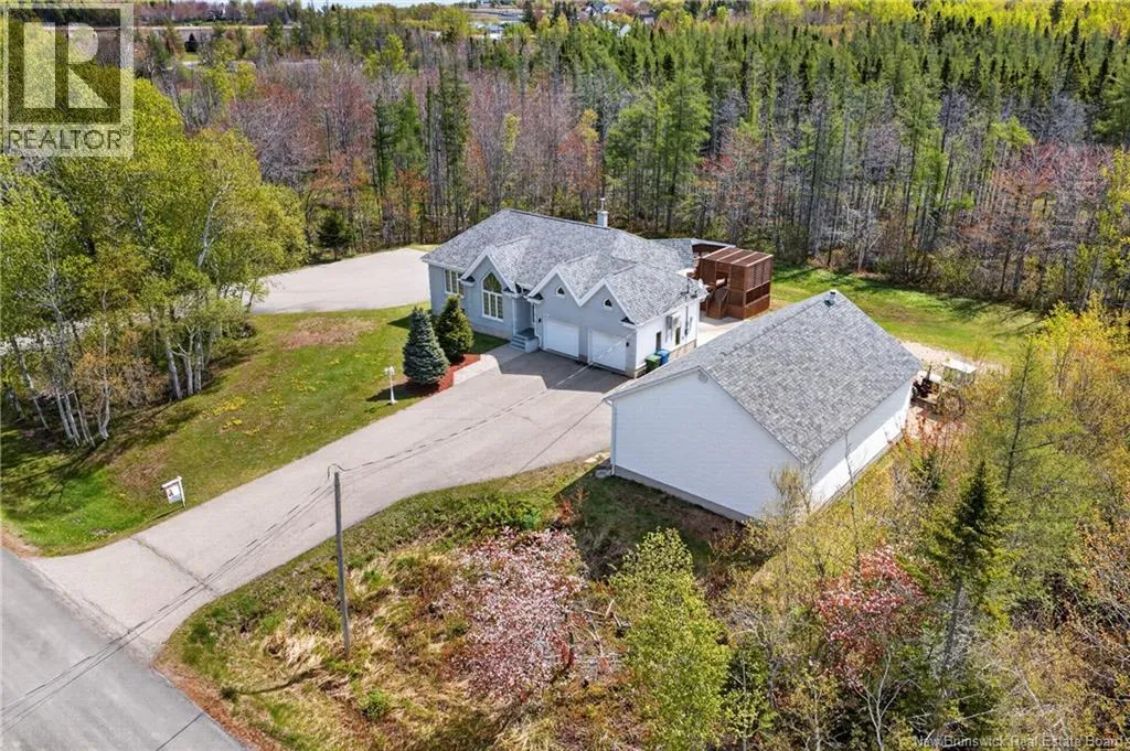 Versatile home on 4.4 acres in Haut-Shippagan