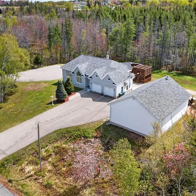 Versatile home on 4.4 acres in Haut-Shippagan