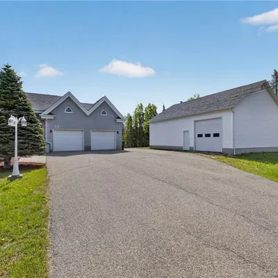 Versatile home on 4.4 acres in Haut-Shippagan