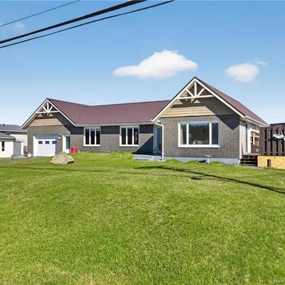 Water-view bungalow with in-law suite in Grande-Anse